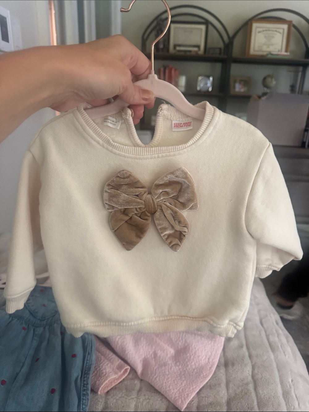 Pink Cream Velvet Bow Sweatshirt - Kids